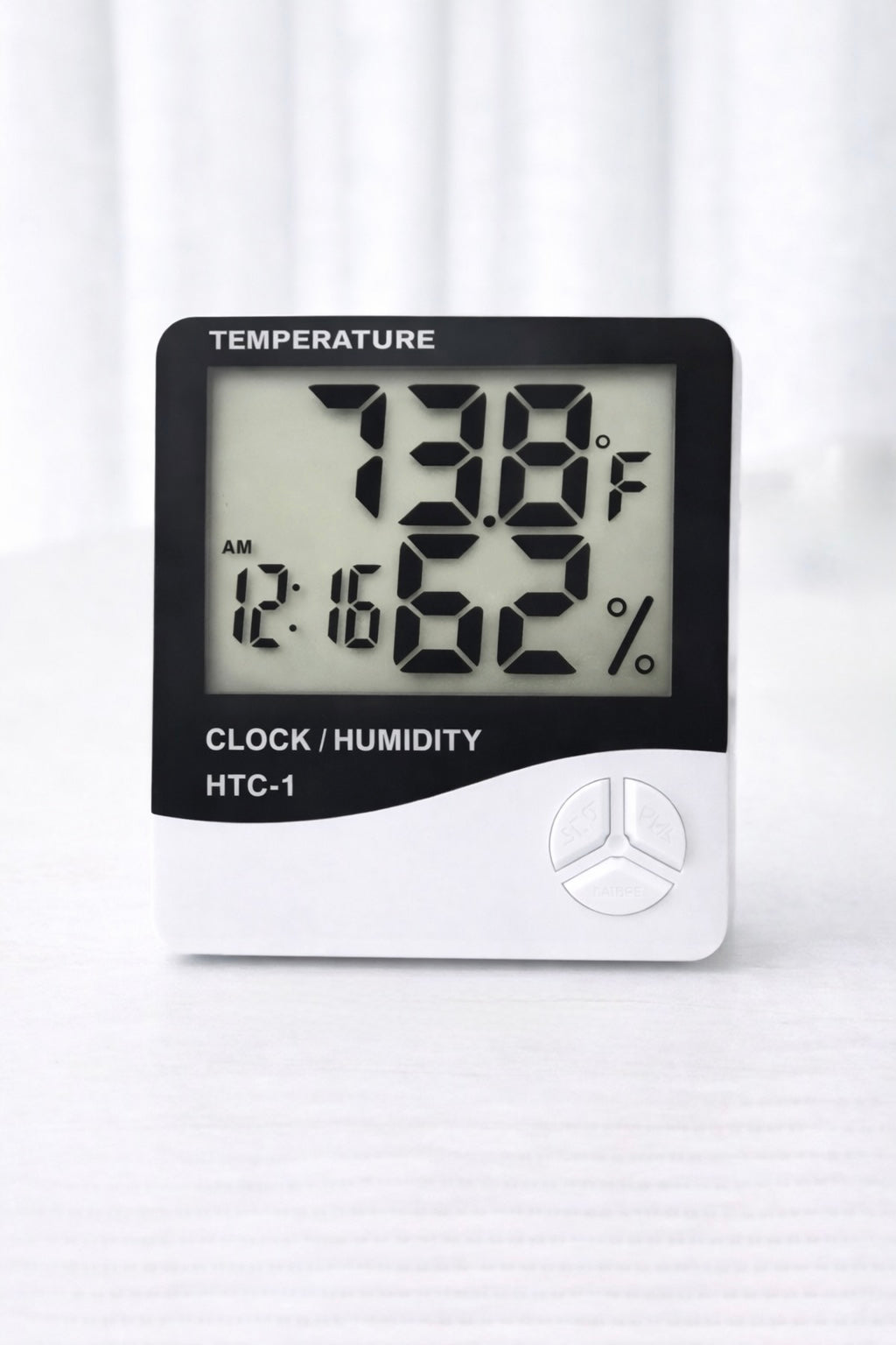 A Hygrometer is an essential tool for lash artists, designed to monitor the temperature and humidity of your lash workspace.