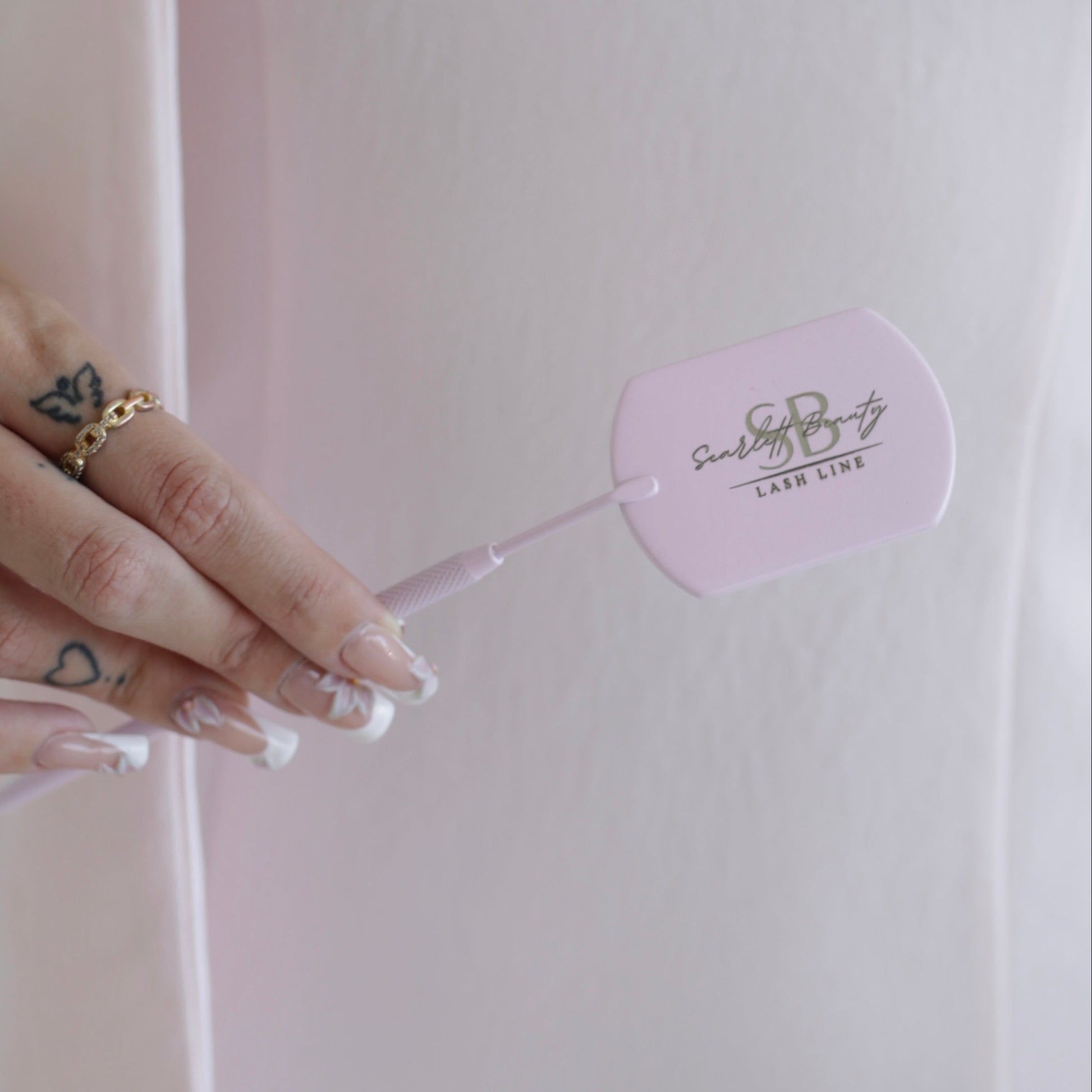 Scarlett Beauty inspection mirror for checking eyelash extensions 
