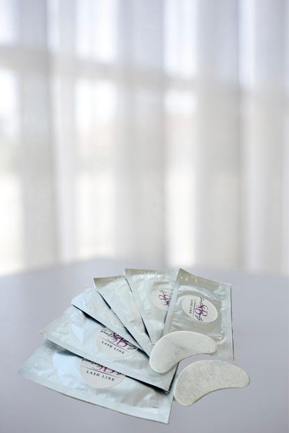 Extra Sticky Eye Pads are designed to stay securely in place during lash extension treatments, making them perfect for clients with watery eyes, oily skin, or clients who tend to move during appointments.